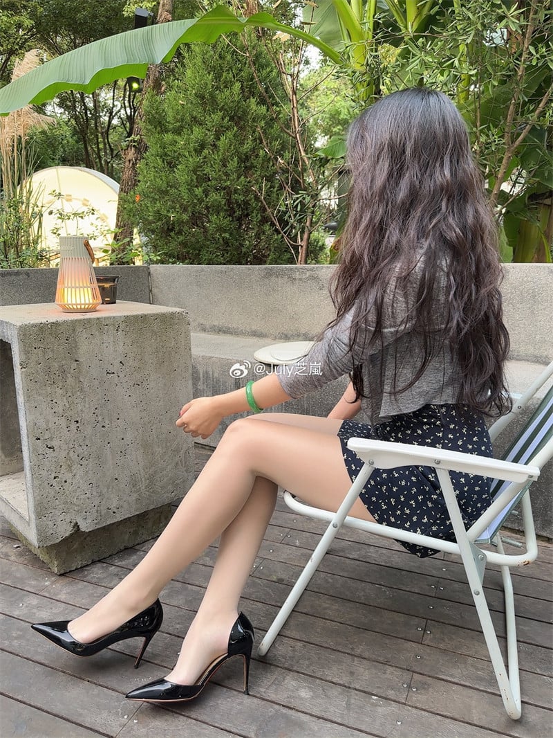 口罩下的风情，她的丝袜配高跟鞋超有吸引力@July芝嵐