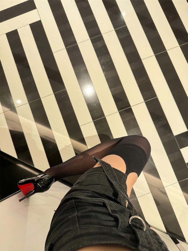 口罩小姐姐！黑丝吊带袜的时尚代表@北鼻狐